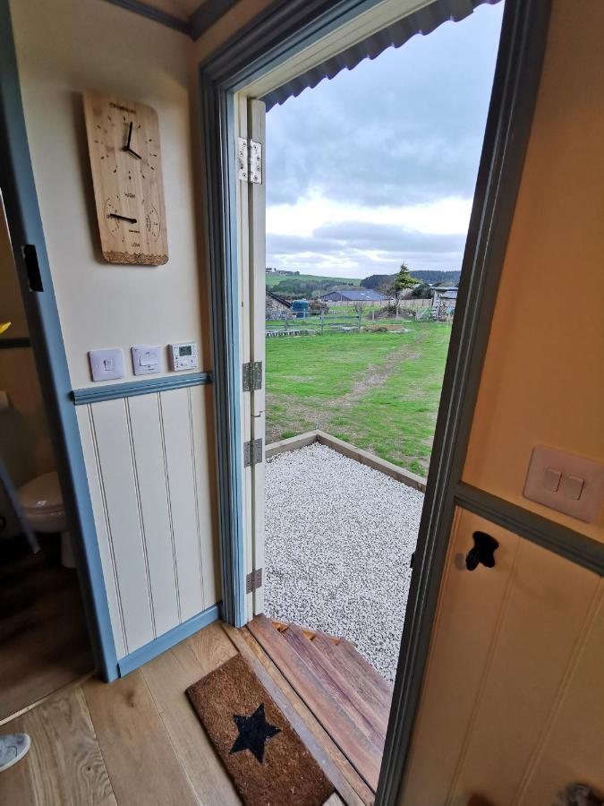 Toms Hut And Robins Rest Shepherd Huts Near 웨이드브리지 외부 사진