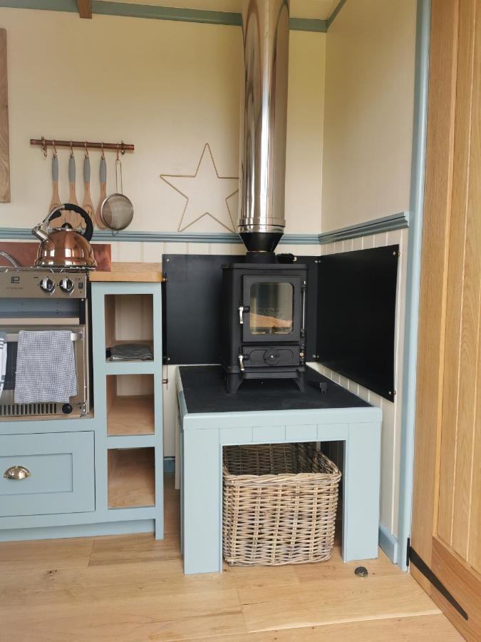 Toms Hut And Robins Rest Shepherd Huts Near 웨이드브리지 외부 사진