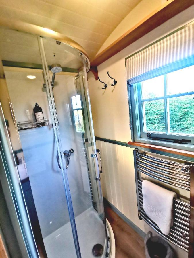 Toms Hut And Robins Rest Shepherd Huts Near 웨이드브리지 외부 사진