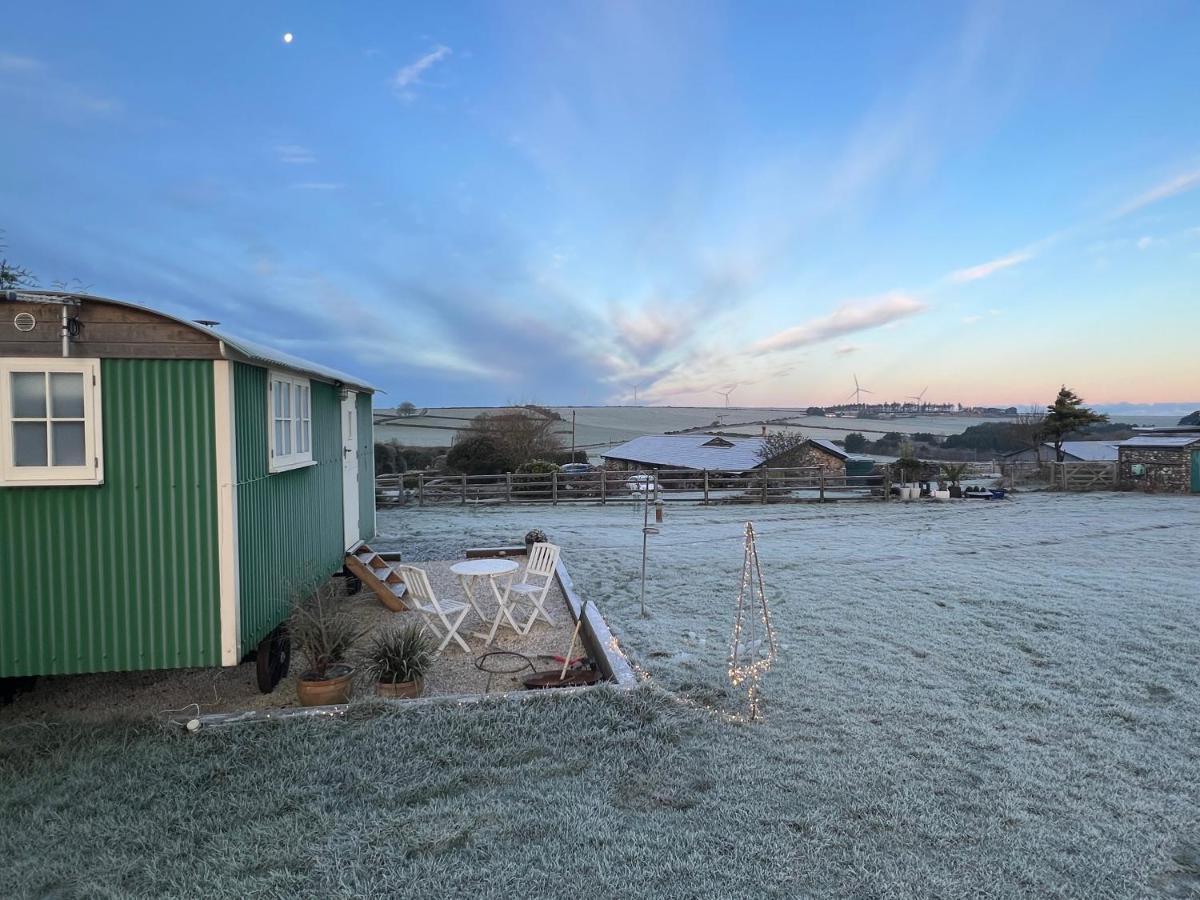 Toms Hut And Robins Rest Shepherd Huts Near 웨이드브리지 외부 사진