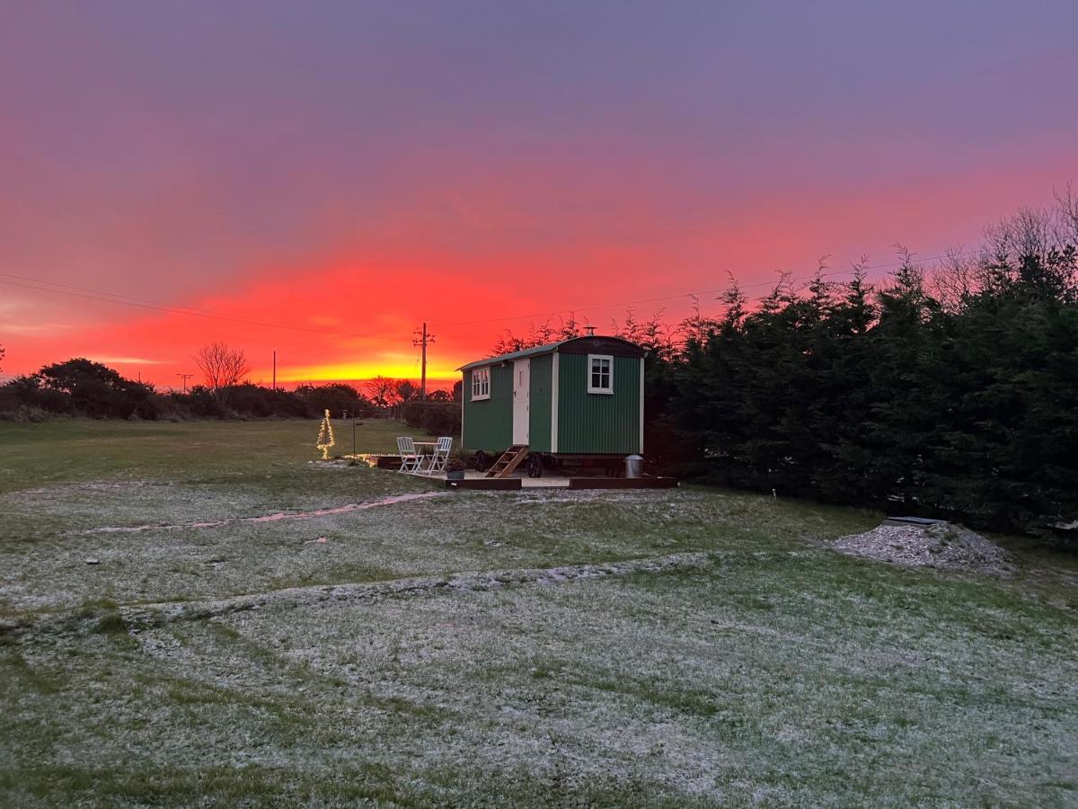 Toms Hut And Robins Rest Shepherd Huts Near 웨이드브리지 외부 사진