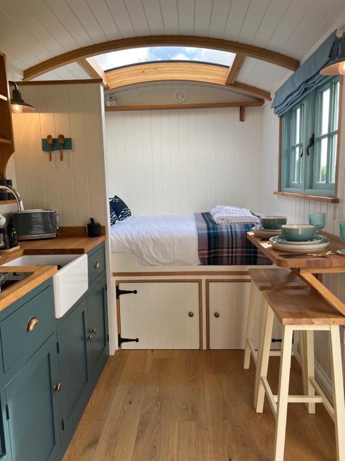 Toms Hut And Robins Rest Shepherd Huts Near 웨이드브리지 외부 사진