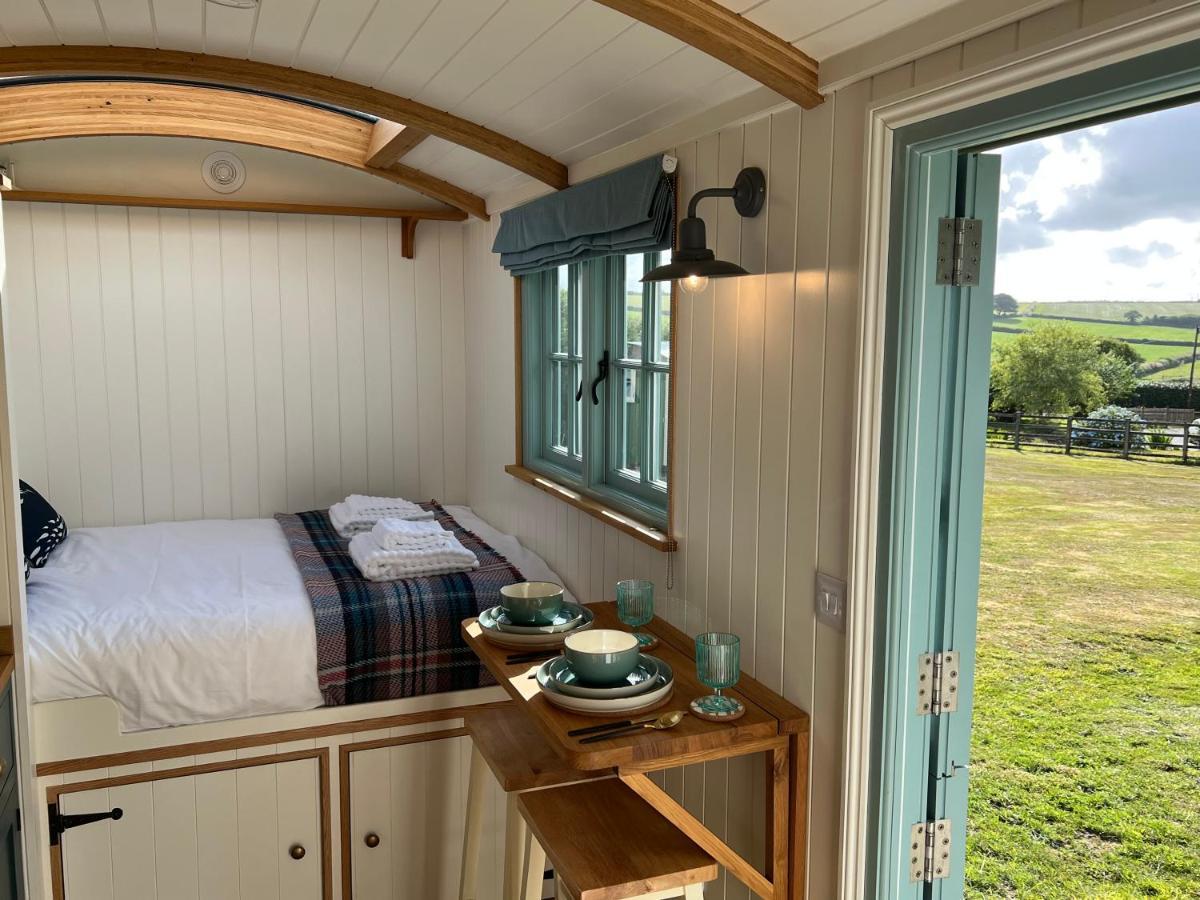 Toms Hut And Robins Rest Shepherd Huts Near 웨이드브리지 외부 사진