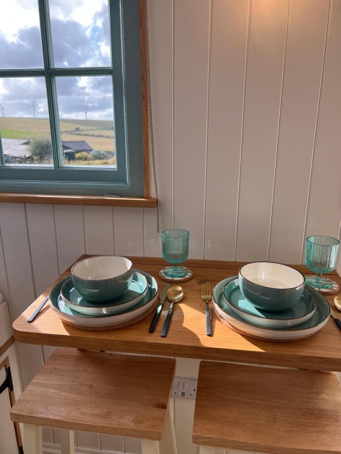 Toms Hut And Robins Rest Shepherd Huts Near 웨이드브리지 외부 사진