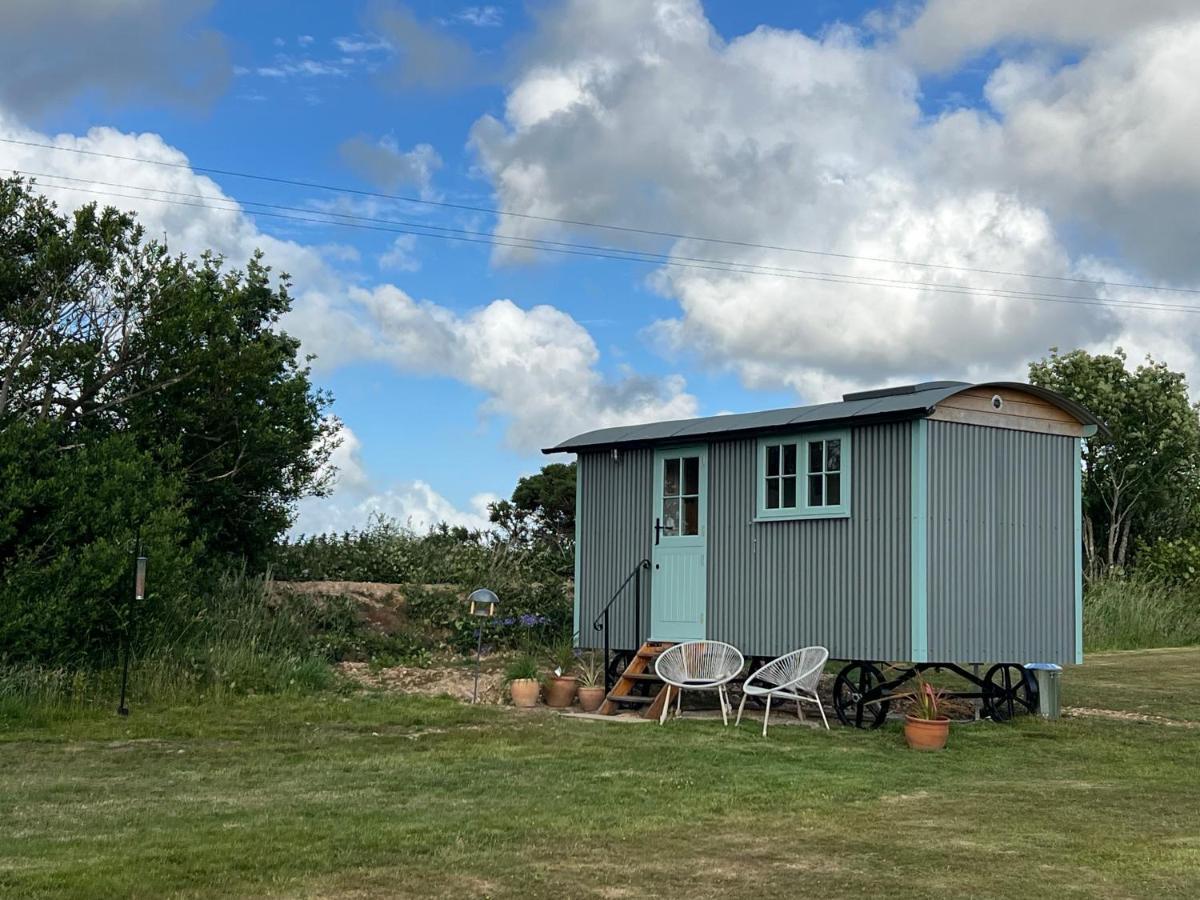 Toms Hut And Robins Rest Shepherd Huts Near 웨이드브리지 외부 사진