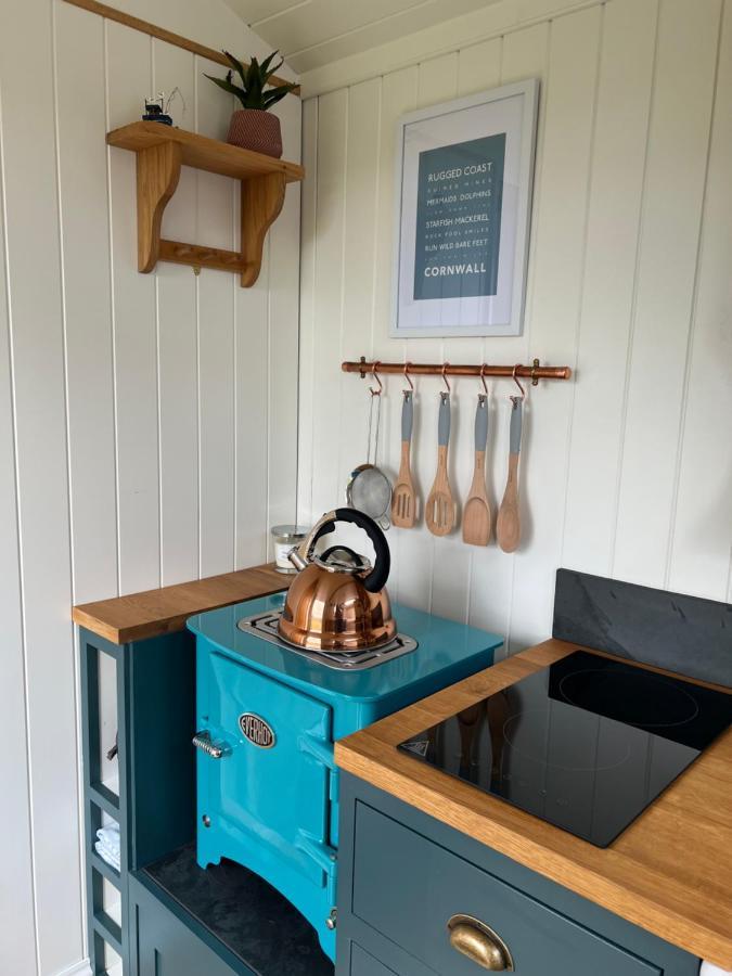 Toms Hut And Robins Rest Shepherd Huts Near 웨이드브리지 외부 사진