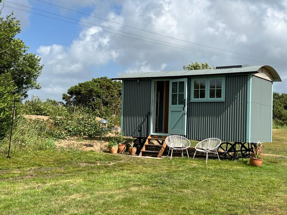 Toms Hut And Robins Rest Shepherd Huts Near 웨이드브리지 외부 사진
