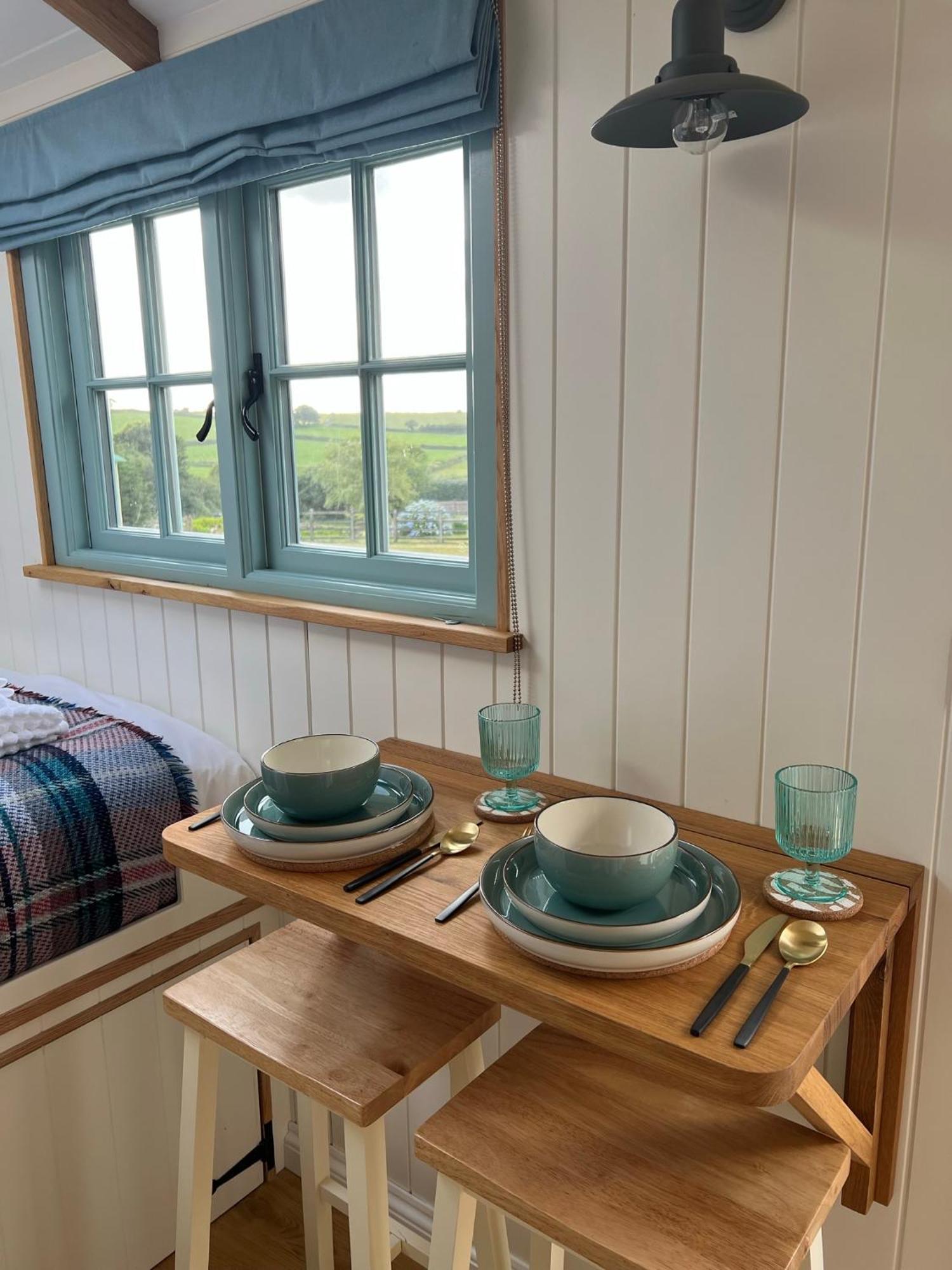Toms Hut And Robins Rest Shepherd Huts Near 웨이드브리지 외부 사진