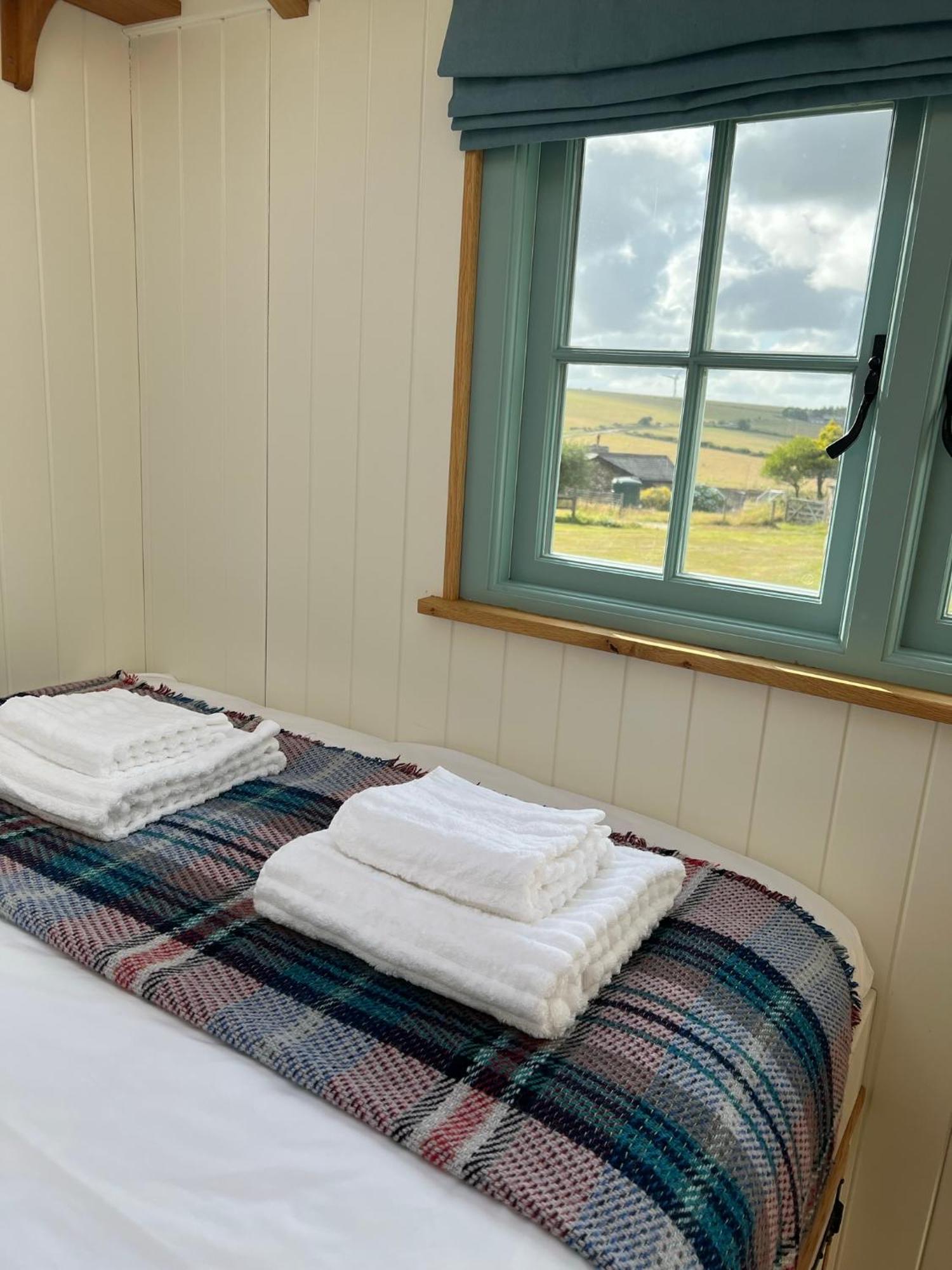 Toms Hut And Robins Rest Shepherd Huts Near 웨이드브리지 외부 사진
