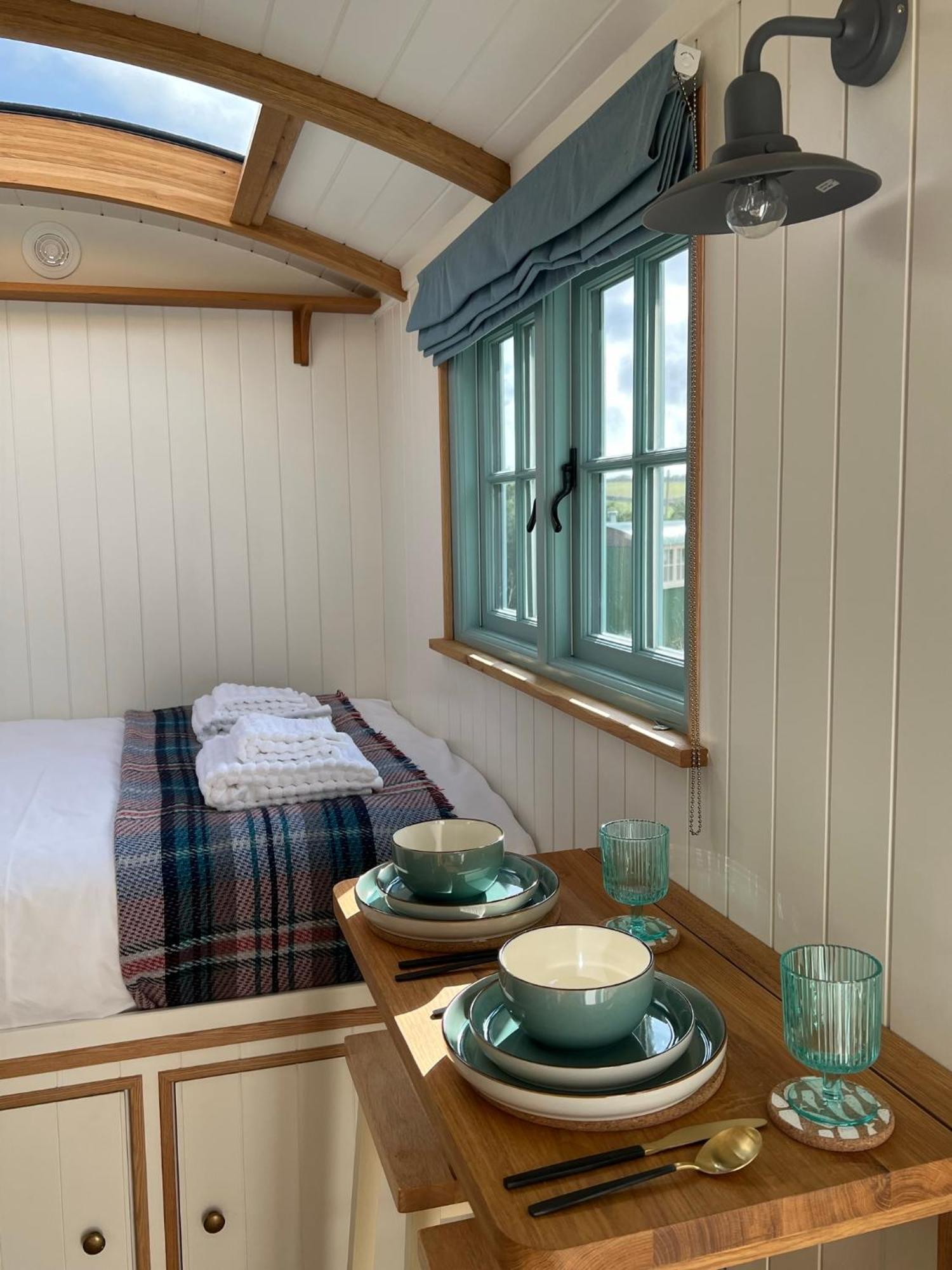 Toms Hut And Robins Rest Shepherd Huts Near 웨이드브리지 외부 사진