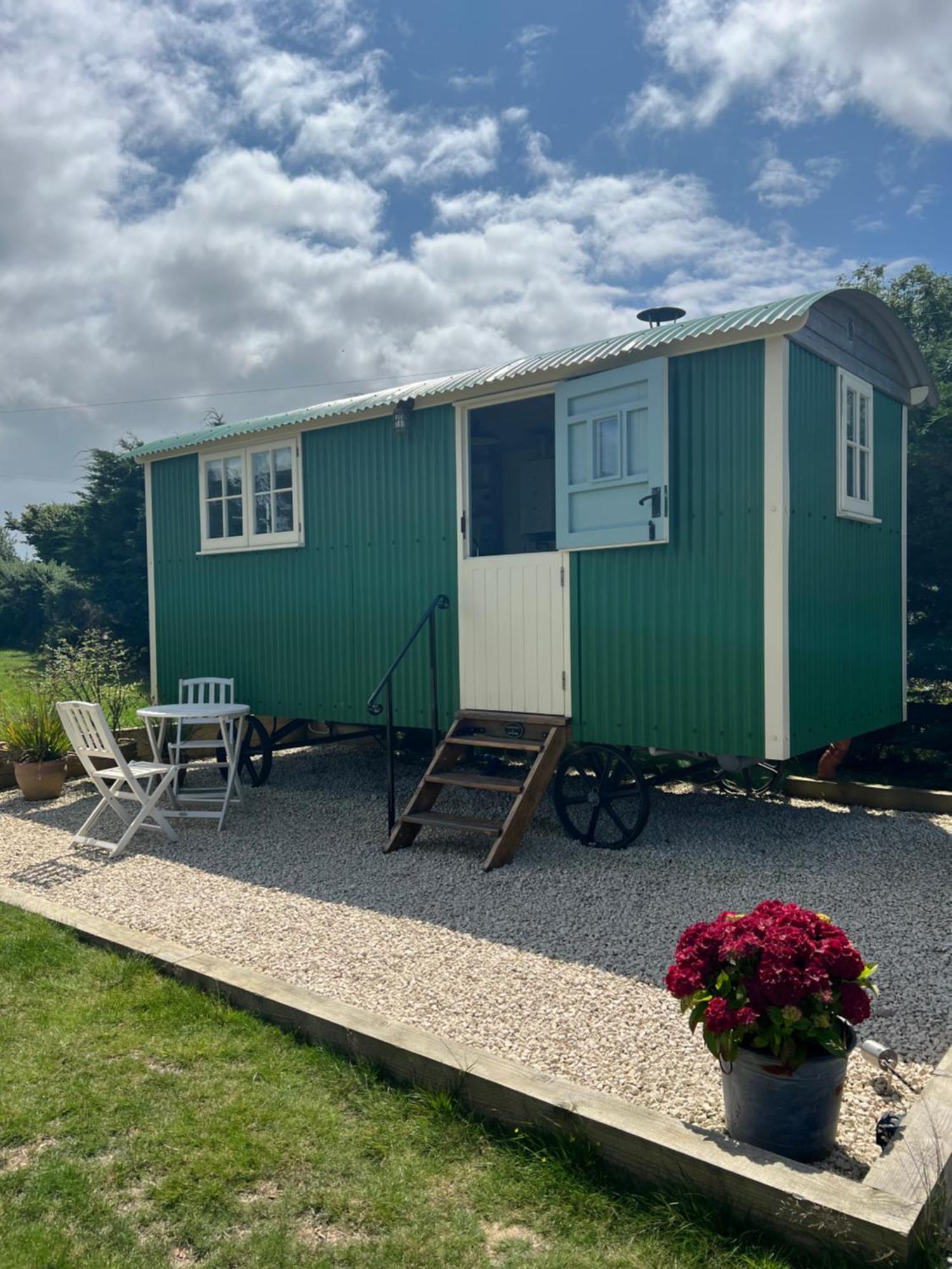Toms Hut And Robins Rest Shepherd Huts Near 웨이드브리지 외부 사진