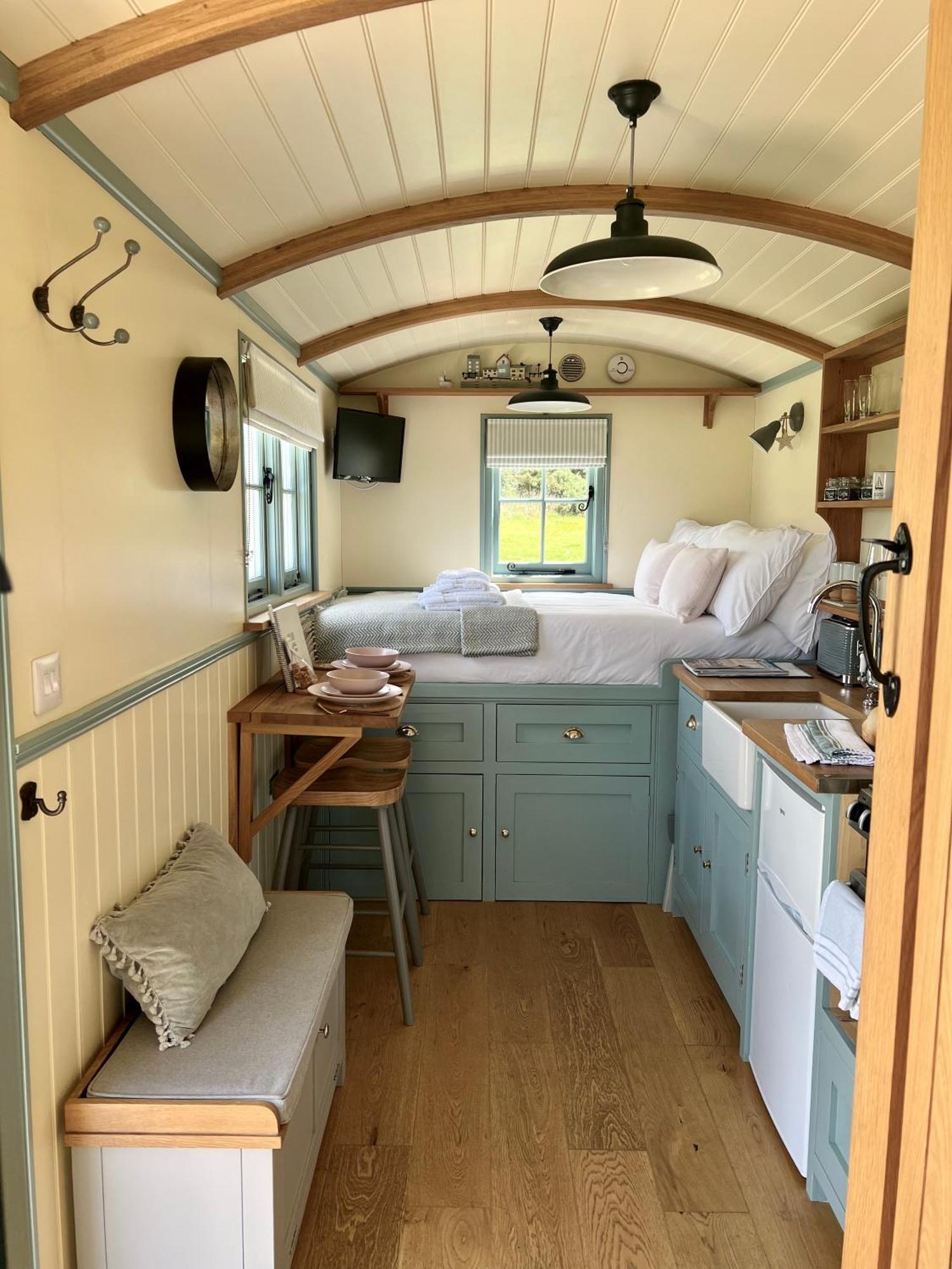 Toms Hut And Robins Rest Shepherd Huts Near 웨이드브리지 외부 사진