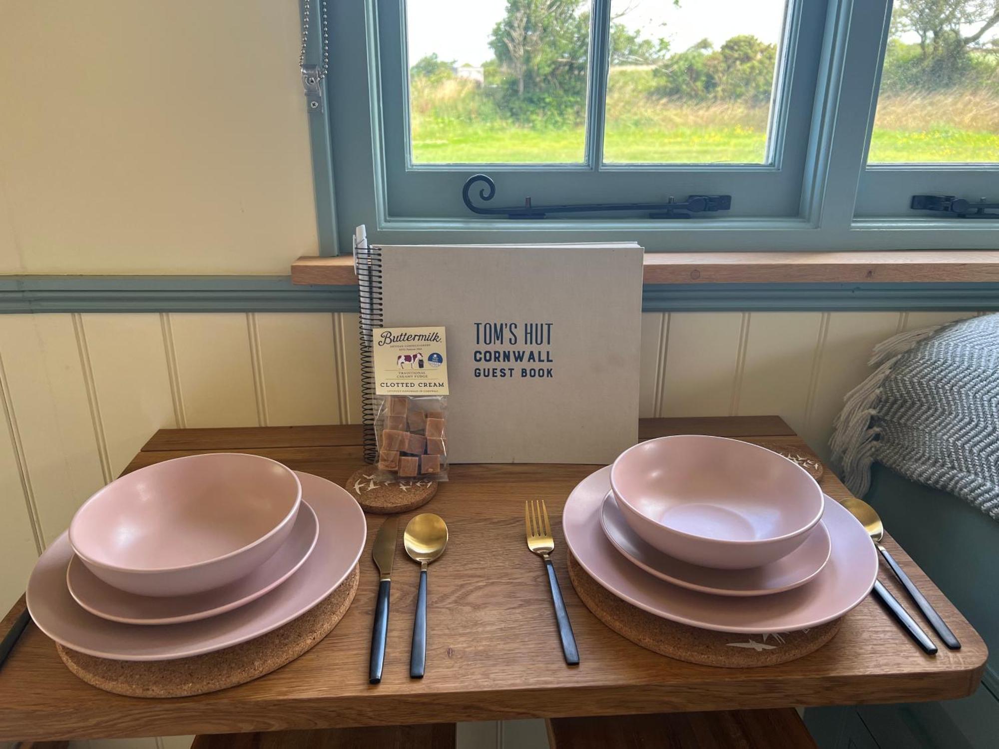 Toms Hut And Robins Rest Shepherd Huts Near 웨이드브리지 외부 사진