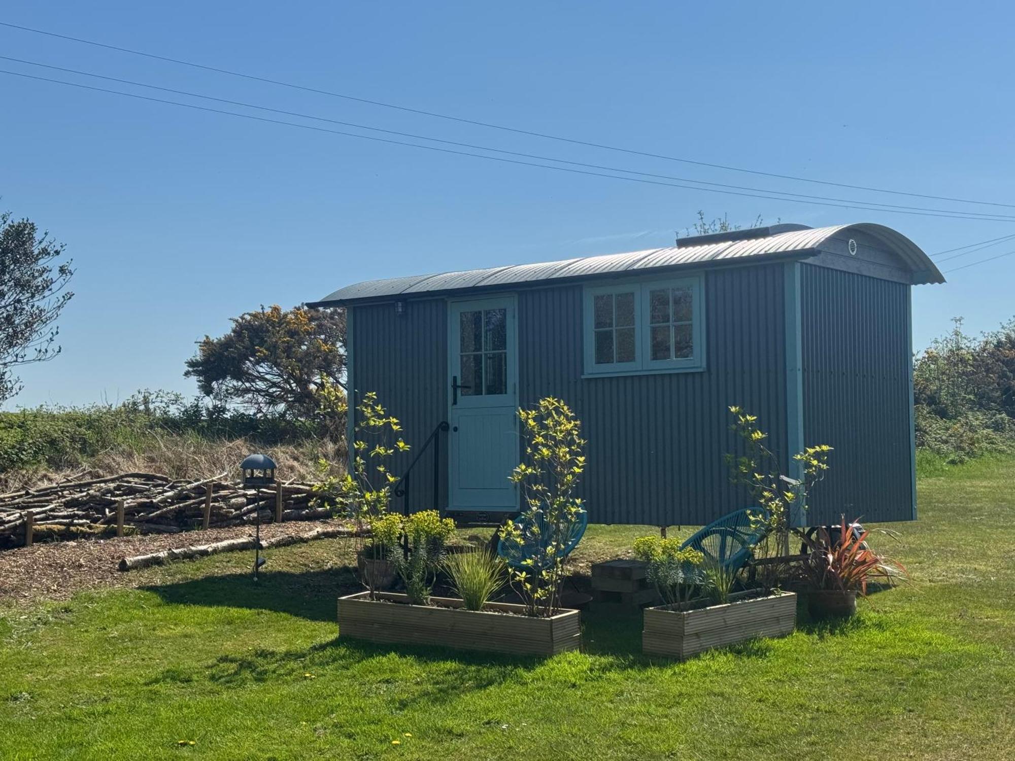 Toms Hut And Robins Rest Shepherd Huts Near 웨이드브리지 외부 사진